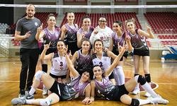 Üniversiteli voleybolcular başarılarını devam ettiriyor