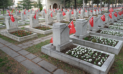 Şehitlerimizin kabirleri çiçeklerle donatılıyor