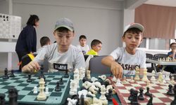 Miniklerin zihni tatilde satrançla güçleniyor