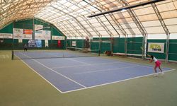 Kurtuluş tenis kupası tüm heyecanıyla sürüyor