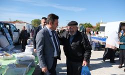Başkan Dökmeci pazarda vatandaşlarla buluştu
