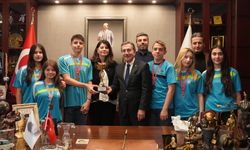 BAşkan Ataç 23 Nisan takımı ile buluştu