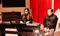 Minikler piyano başına geçti