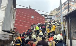 Ayvansaray’da İki Bina Çöktü, Bir Kişi Kurtarıldı