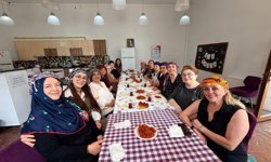 Engelsiz Kültür Merkezi’nde Anneler Çiğ Köfte Yoğurdu