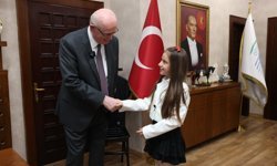 Başkan Kurt koltuğunu minik Melis'e emanet etti