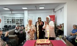 Vekil Anne Anneler Günü'nde huzurevini ziyaret etti
