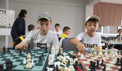 Miniklerin zihni tatilde satrançla güçleniyor