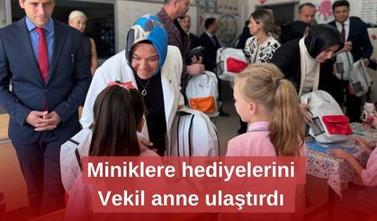 Miniklere  hediyelerini Vekil anne ulaştırdı