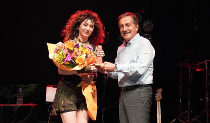 Sempozyumda Sena Şener Rüzgarı Esti