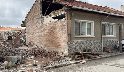 'Yığma bina sosyal medya baskısıyla tuğlayla kapatıldı'