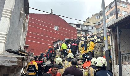 Ayvansaray’da İki Bina Çöktü, Bir Kişi Kurtarıldı