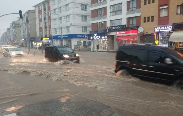 Eskişehir şiddetli yağışa teslim oldu