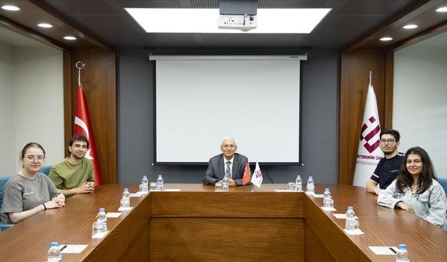 Fransa’da 5. olan ESTÜ Hidroana Takımı’ndan Rektör Prof. Dr. Adnan Özcan’a ziyaret