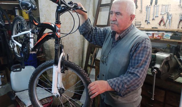 Emekli bisiklet sevdalısı 'Eskişehirliler en çok neden bisiklete biniyor' sorusunu araştırdı