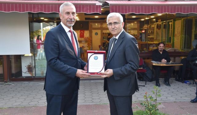 Emekliye ayrılan İdari ve Mali İşler Daire Başkanı Necmettin Başkut'a plaket