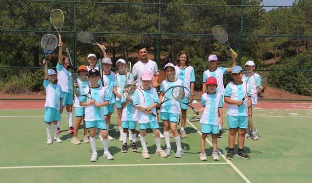 Çocuklara tatilde spor imkanı sunuyor