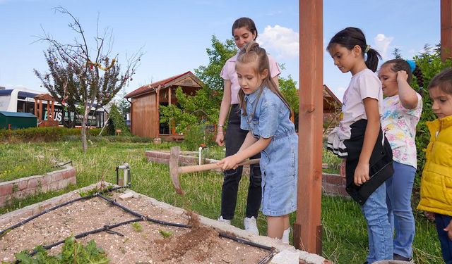 Minikler bitkilerin büyüme serüvenini öğrendi