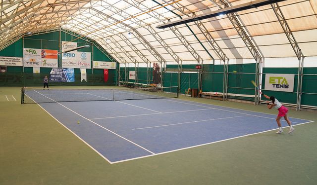 Kurtuluş tenis kupası tüm heyecanıyla sürüyor