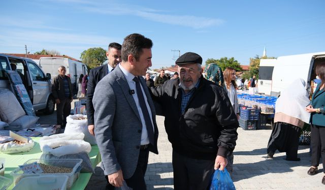 Başkan Dökmeci pazarda vatandaşlarla buluştu