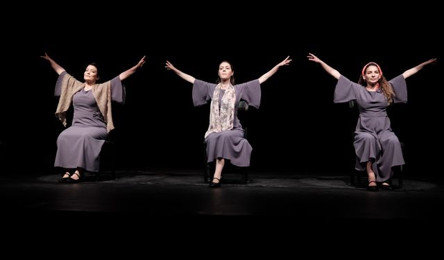 Eskişehir Şehir Tiyatroları İstanbul'da ayakta alkışlandı