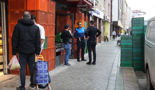 BÜYÜKŞEHİR ZABITASI KALDIRIM İŞGALLERİNE GEÇİT VERMİYOR