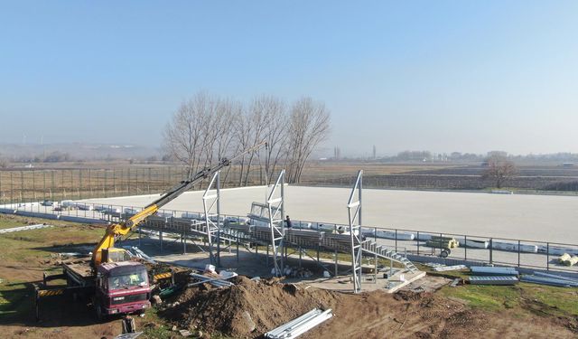 İnönü Spor Kompleksine Çelik Tribün Yerleştiriliyor