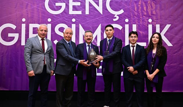 Vali Aksoy, Genç Girişimcilik Zirvesi açılışına katıldı