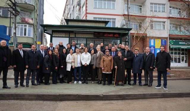 Başkan Ünlüce yenilenen taksi durağında