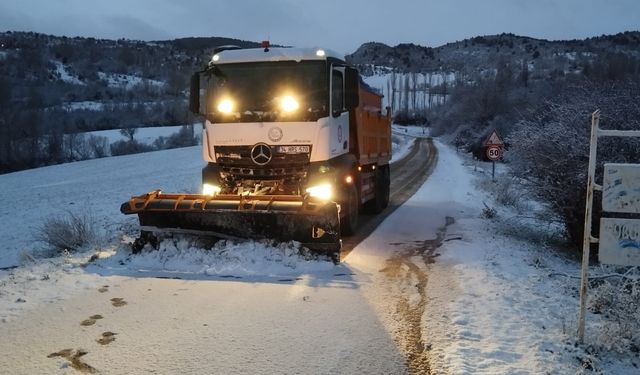 Büyükşehir ekiplerinden gece boyu kar mesaisi