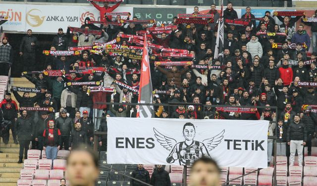 Nefer Tribünü, Enes Tetik’i set altı pankartla andı
