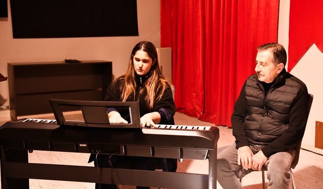 Minikler piyano başına geçti