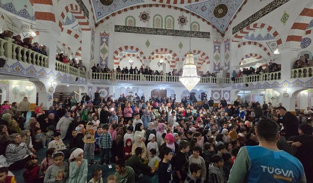 Eskişehirli Çocuklar Camide Buluştu: Gölge Oyunu ve Neşe Bir Arada