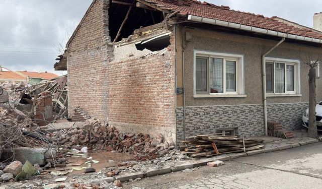 'Yığma bina sosyal medya baskısıyla tuğlayla kapatıldı'