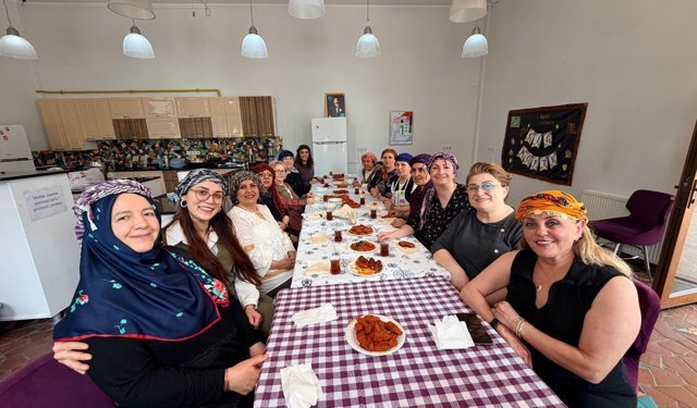 Engelsiz Kültür Merkezi’nde Anneler Çiğ Köfte Yoğurdu