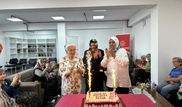 Vekil Anne Anneler Günü'nde huzurevini ziyaret etti