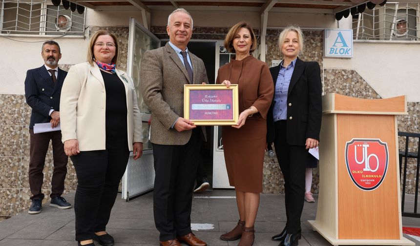 BAŞKAN ÜNLÜCE, MEZUN OLDUĞU OKULDA ÖĞRETMENLER GÜNÜ’NÜ KUTLADI