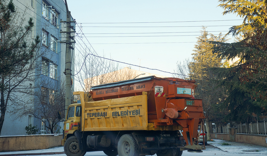 Tepebaşı’nda kar alarmı: Ekipler gece gündüz sahada!