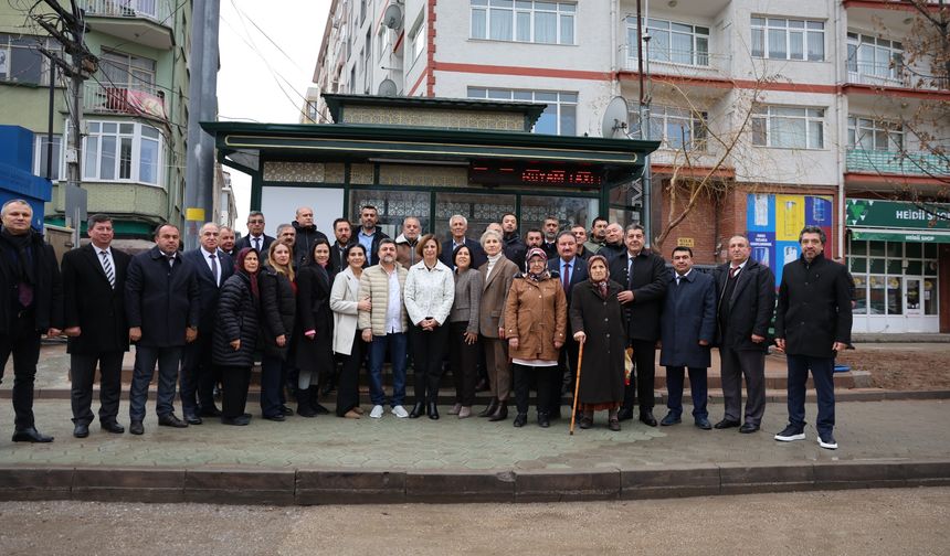 Başkan Ünlüce yenilenen taksi durağında