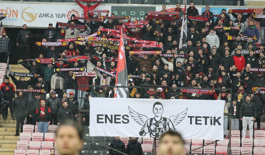 Nefer Tribünü, Enes Tetik’i set altı pankartla andı