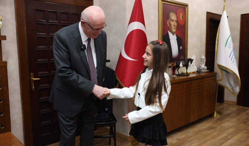 Başkan Kurt koltuğunu minik Melis'e emanet etti