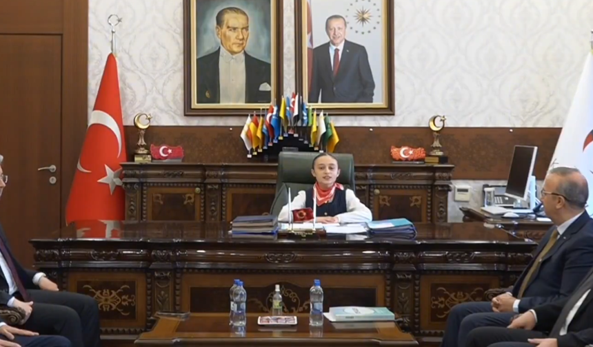 Temsili Vali Talimatı Verdi: Gezici Kütüphane Okul Bahçesine Geldi