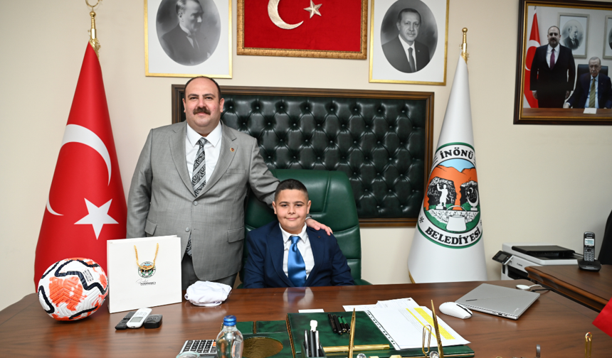 Vehbi Koç Ortaokulu Öğrencisi Başkanlık Makamında