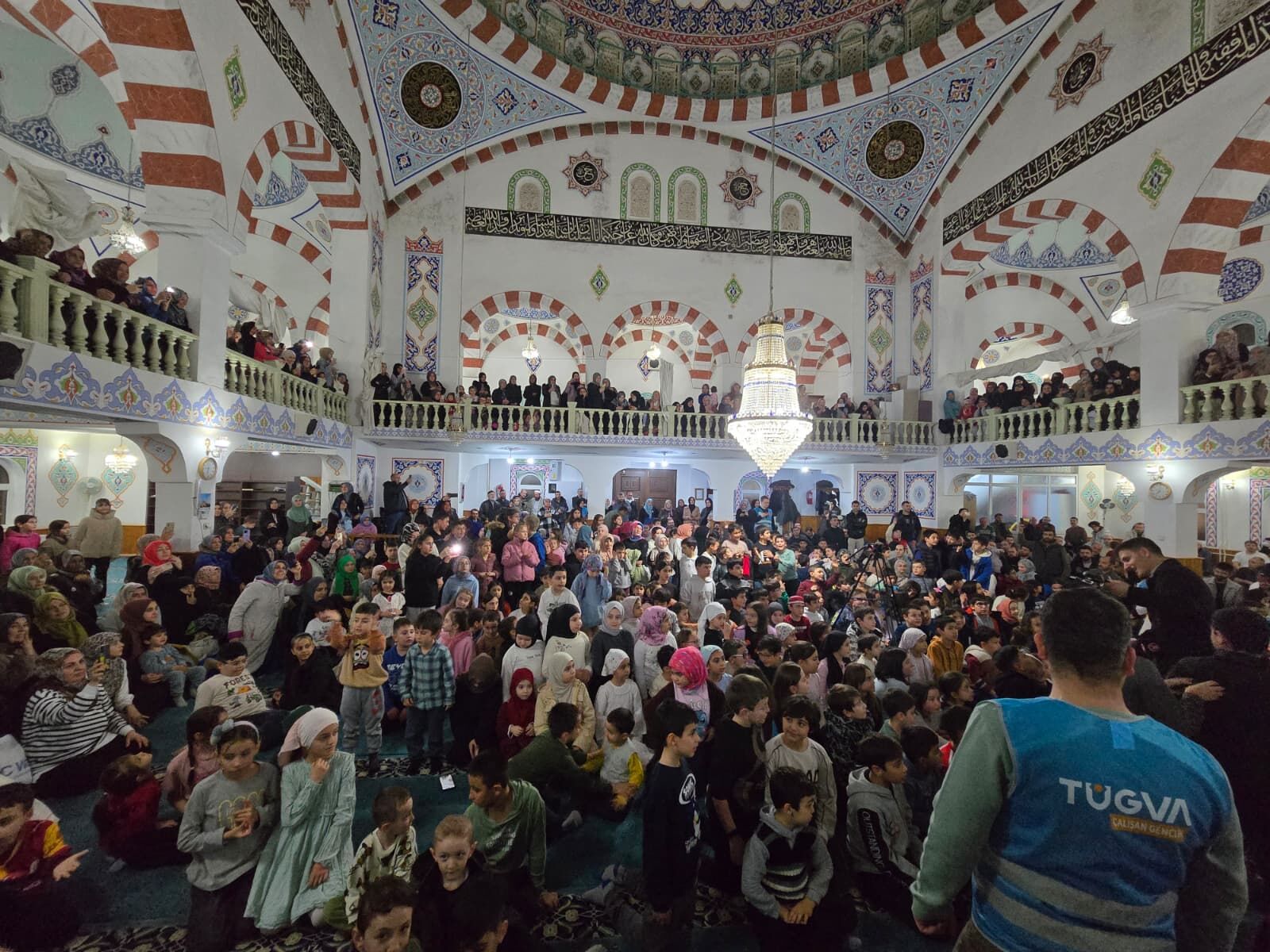 Eskişehirli Çocuklar Camide Buluştu: Gölge Oyunu ve Neşe Bir Arada