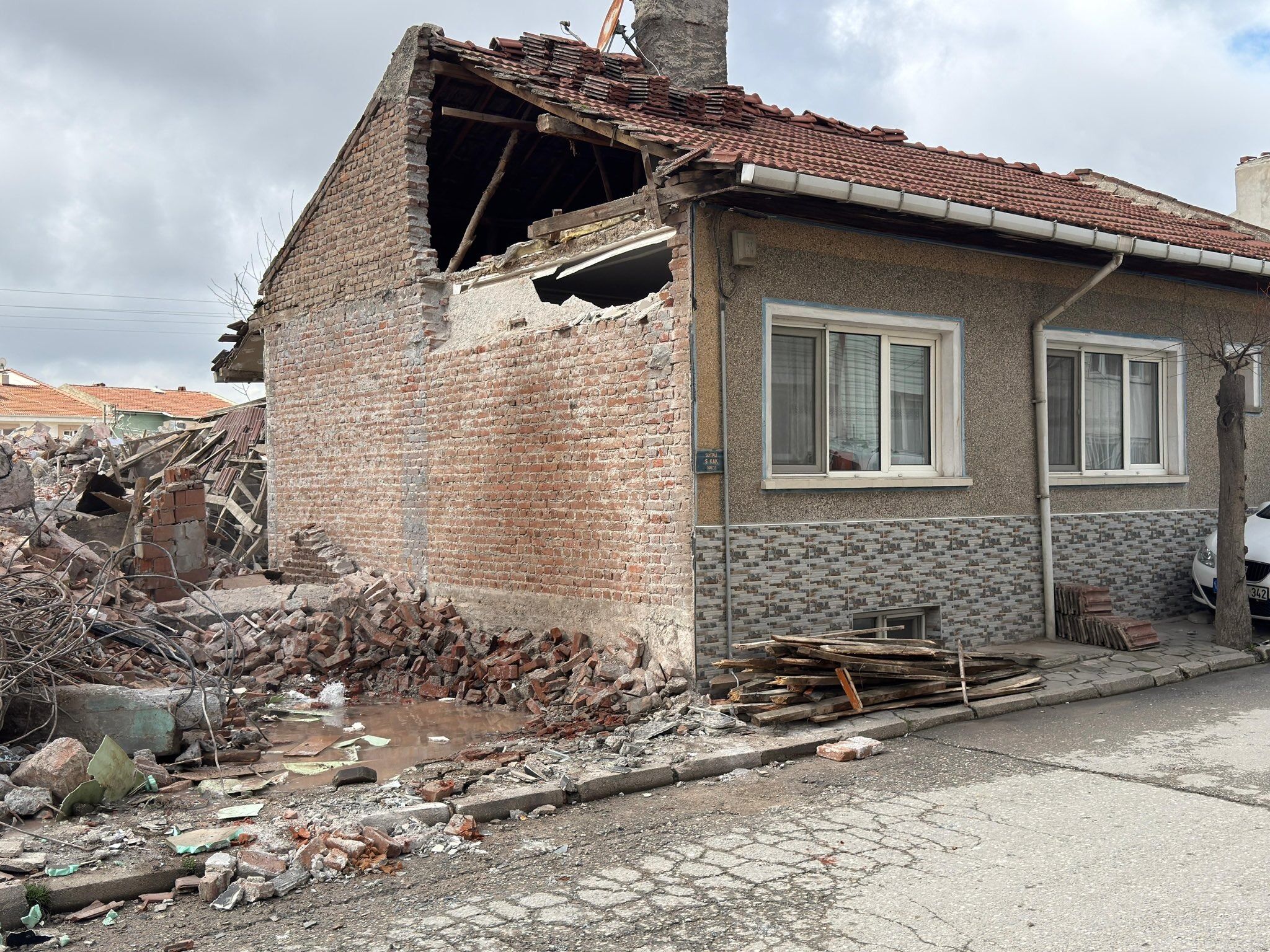 'Yığma bina sosyal medya baskısıyla tuğlayla kapatıldı'