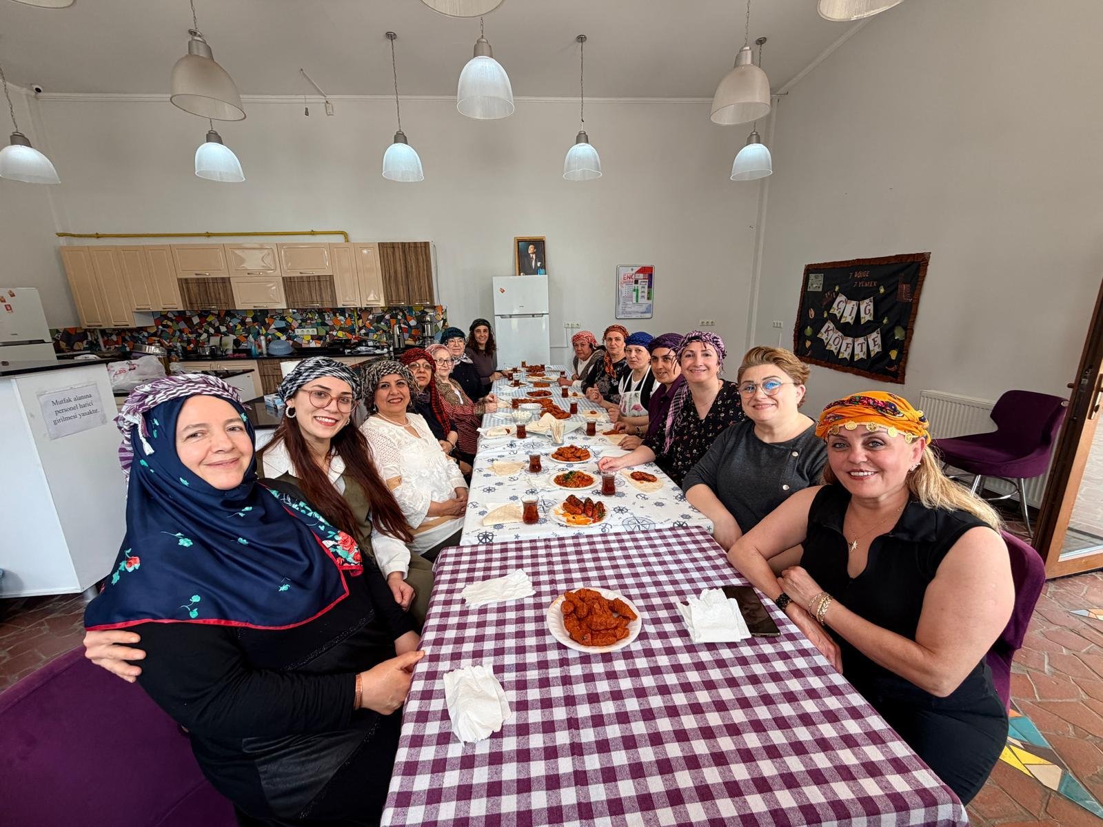 Engelsiz Kültür Merkezi’nde Anneler Çiğ Köfte Yoğurdu
