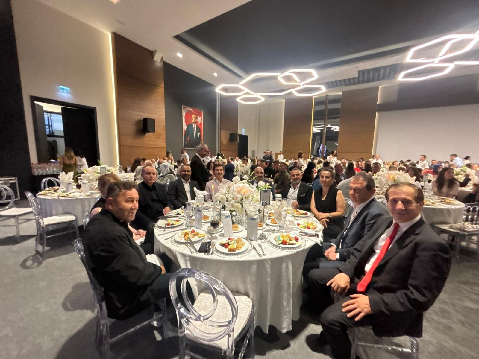 Genç Çift Görkemli Bir Düğünle Dünyaevine Girdi